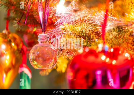 Ein Gin gefüllt Christbaumkugel im Baum hängt und kann Betrunken von partygängern werden. Christbaumschmuck. Großbritannien Stockfoto