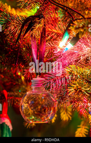 Ein Gin gefüllt Christbaumkugel im Baum hängt und kann Betrunken von partygängern werden. Christbaumschmuck. Großbritannien Stockfoto