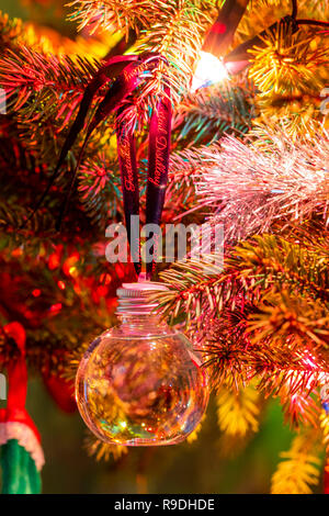 Ein Gin gefüllt Christbaumkugel im Baum hängt und kann Betrunken von partygängern werden. Christbaumschmuck. Großbritannien Stockfoto