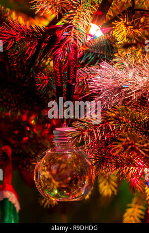 Ein Gin gefüllt Christbaumkugel im Baum hängt und kann Betrunken von partygängern werden. Christbaumschmuck. Großbritannien Stockfoto