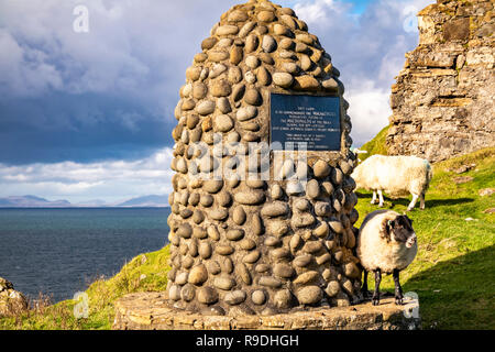 DUNTULN, Isle of Skye/SCHOTTLAND - 14. Oktober 2018: Diese Cairn ist zum Gedenken an den MacArthurs heriditary Pipers. Stockfoto