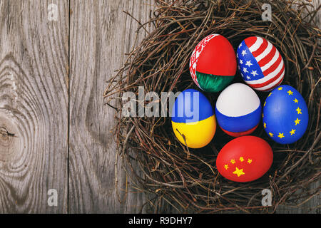 Ostern Eier in den Farben der Fahnen bemalt verschiedene Staaten der Welt im Nest mit Kopie Raum, Ansicht von oben Stockfoto