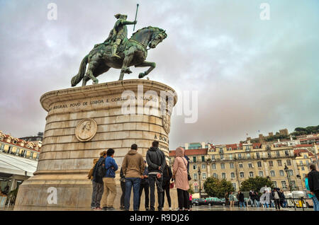 Eine Reiterstatue von Dom Joao ich, auch als Johann I. von Portugal bekannt, ist in Figueira Platz in Lissabon, Portugal. Stockfoto