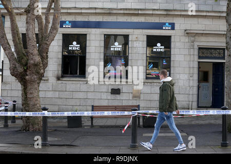 Dublin, Irland. 22. Dez 2018. KBC Bank angegriffen. GARDAÍ IN DUBLIN untersucht, ein Feuer, das in einer Filiale der KBC Bank auf der Hauptstraße in Schwerter in den frühen Stunden heute Morgen aufgetreten. Die KBC ist derzeit in den Schlagzeilen in der gesamten Woche, nach einer Räumung am vergangenen Wochenende in Roscommon. Dies wurde durch eine Proteste innerhalb seiner Baggot Street Branch während der Woche gefolgt. Foto: Sam Boal/RollingNews. ie Credit: RollingNews.ie/Alamy leben Nachrichten Stockfoto