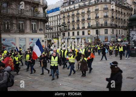 Paris, Frankreich. 22. Dez 2018. Demonstranten, Drehen von der Rue de Rivoli in dem Hotel de Ville square Credit: Roger Ankri/Alamy leben Nachrichten Stockfoto