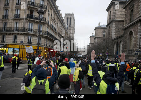 Paris, Frankreich. 22. Dez 2018. Demonstranten Wanderer, werden von der Polizei gestoppt. Credit: Roger Ankri/Alamy leben Nachrichten Stockfoto