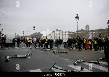 Paris, Frankreich. 22. Dez 2018. Auseinandersetzungen sind Ausbrechenden zwischen Polizei und Demonstranten. Credit: Roger Ankri/Alamy leben Nachrichten Stockfoto