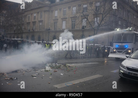 Paris, Frankreich. 22. Dez 2018. Polizei setzt die letzte Straße Feuer. Credit: Roger Ankri/Alamy leben Nachrichten Stockfoto