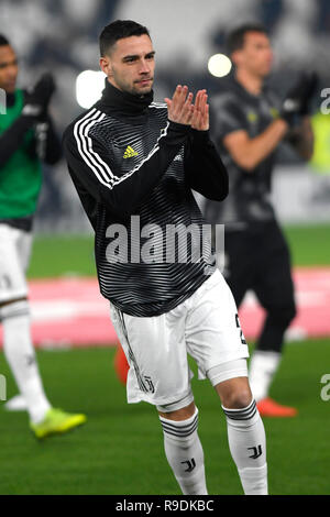 Allianz Stadion, Turin, Italien. 22 Dez, 2018. Serie A Fussball, Juventus gegen Roma; Mattia De Sciglio von Juventus Turin begrüßt die Fans während des Warm-up Credit: Aktion plus Sport/Alamy leben Nachrichten Stockfoto