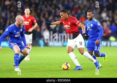 Cardiff, Großbritannien. 22 Dez, 2018. Anthony Martial von Manchester United nimmt auf Aron Gunnarsson von Cardiff City in der Premier League Match zwischen Cardiff City und Manchester United an der Cardiff City Stadium, Cardiff, Wales am 22. Dezember 2018. Foto von Dave Peters. Nur die redaktionelle Nutzung, eine Lizenz für die gewerbliche Nutzung erforderlich. Keine Verwendung in Wetten, Spiele oder einer einzelnen Verein/Liga/player Publikationen. Credit: UK Sport Pics Ltd/Alamy leben Nachrichten Stockfoto