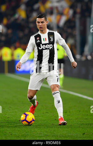 Allianz Stadion, Turin, Italien. 22 Dez, 2018. Serie A Fussball, Juventus gegen Roma; Cristiano Ronaldo von Juventus Turin am Ball Quelle: Aktion plus Sport/Alamy leben Nachrichten Stockfoto