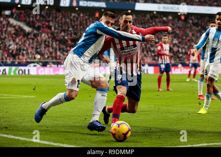 Madrid, Spanien. 22 Dez, 2018. Atletico de Madrid Nikola Kalinic und des RCD Espanyol David Lopez während La Liga Match zwischen Atletico de Madrid und der RCD Espanyol an Wanda Metropolitano Stadion in Madrid, Spanien. Credit: SOPA Images Limited/Alamy leben Nachrichten Stockfoto