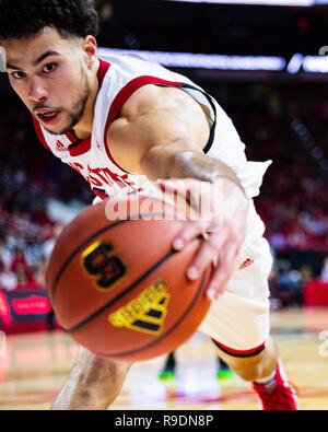 North Carolina State Wolfpack guard Devon Daniels (24) während der NCAA College Basketball Spiel zwischen dem USC Upstate Spartans und der NC Zustand Wolfpack am PNC Arena am Samstag, Dezember 22, 2018 in Raleigh, NC. Jakob Kupferman/CSM Stockfoto