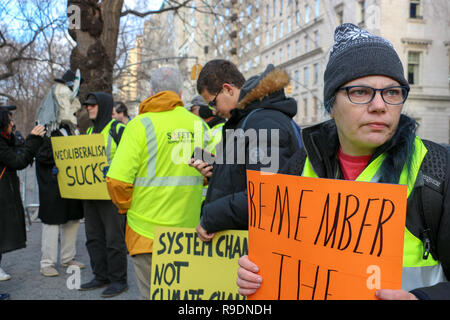 New York, New York, USA. 22 Dez, 2018. Gelbe Weste NYC Protest gegen das französische Konsulat. Demonstration der Solidarität für die Protestierenden in Frankreich und zusammen gegen die herrschende Klasse zu kommen und es Politiker weltweit. Credit: SCOOTERCASTER/Alamy leben Nachrichten Stockfoto