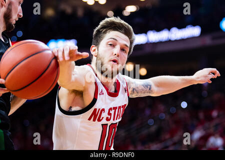 North Carolina State Wolfpack guard Braxton Beverly (10) während der NCAA College Basketball Spiel zwischen dem USC Upstate Spartans und der NC Zustand Wolfpack am PNC Arena am Samstag, Dezember 22, 2018 in Raleigh, NC. Jakob Kupferman/CSM Stockfoto