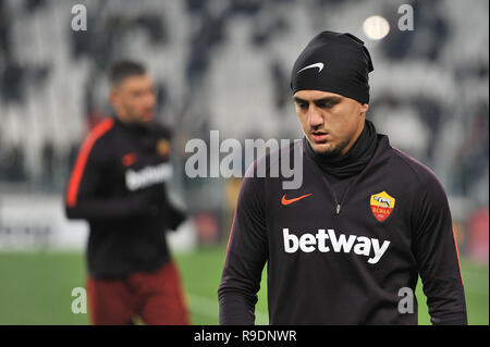 Turin, Italien. 22 Dez, 2018. Cengiz Unter (A.S. Roma) während der Serie ein Fußballspiel zwischen FC Juventus und AS Roma bei der Allianz Stadion am 22. Dezember, in Turin, Italien 2018. Quelle: FABIO UDINE/Alamy leben Nachrichten Stockfoto