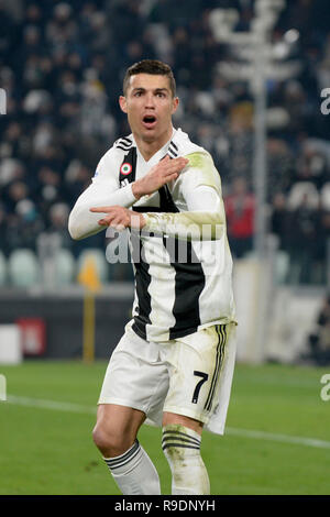 Allianz Stadion, Turin, Italien. 22 Dez, 2018. Serie A Fussball, Juventus gegen Roma; Cristiano Ronaldo von Juventus Turin behauptet, dass er nicht den Ball mit der Hand Kredit berührt hatte: Action Plus Sport/Alamy leben Nachrichten Stockfoto