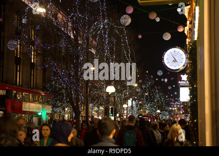 London, Vereinigtes Königreich. 22. Dezember, 2018 belebten Straßen in London. Bäume mit Weihnachtsbeleuchtung dekoriert, auf der Oxford Street. Andrew Steven Graham/Alamy leben Nachrichten Stockfoto