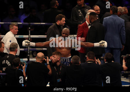 London, Großbritannien. 22 Dez, 2018. WBC Silber und WOB Internationale Heavyweight Championship Boxing, Dillian Whyte gegen Dereck Chisora; Dillian Whyte feiert seinen KO gewinnen Quelle: Aktion Plus Sport Bilder/Alamy leben Nachrichten Stockfoto