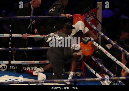 London, Großbritannien. 22 Dez, 2018. WBC Silber und WOB Internationale Heavyweight Championship Boxing, Dillian Whyte gegen Dereck Chisora; Derek Chisora sieht in der schlechten Form in seiner Ecke am Ende der 10. Runde Credit: Aktion Plus Sport Bilder/Alamy leben Nachrichten Stockfoto