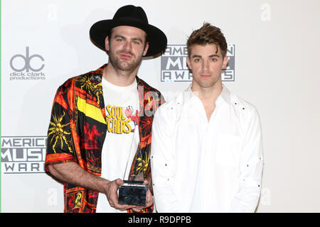 Los Angeles, CA, USA. Nov, 2016 20. LOS ANGELES - Nov 20: Alex Pall, Andrew Taggart, der Chainsmokers bei den American Music Awards 2016 - Presse bei Microsoft Theater am 20. November 2016 in Los Angeles, CA Credit: Kay Blake/ZUMA Draht/Alamy leben Nachrichten Stockfoto