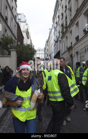 Paris, Frankreich. 22 Dez, 2018. 6. Samstag im Protest der Bewegung der Gelben Westen gegen Kraftstoffsteuern, der Lebenshaltungskosten und der Rückgang der Kaufkraft in Frankreich Paris, Frankreich, 22. Dezember 2018. Credit: Yann Bohac/ZUMA Draht/Alamy leben Nachrichten Stockfoto