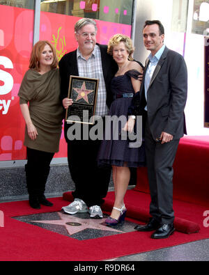 Los Angeles, CA, USA. 14 Feb, 2012. LOS ANGELES - Feb 14: Nancy Cartwright, Matt Groening, Yeardley Smith, Hank Azaria im Matt Groening Star Zeremonie auf dem Hollywood Walk of Fame am 14. Februar 2012 in Los Angeles, CA Credit: Kay Blake/ZUMA Draht/Alamy leben Nachrichten Stockfoto