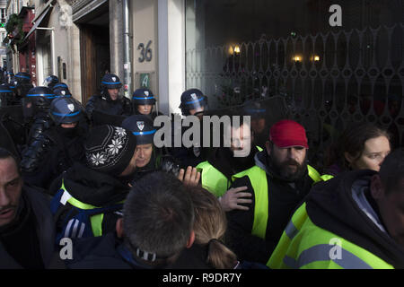 Paris, Frankreich. 22 Dez, 2018. 6. Samstag im Protest der Bewegung der Gelben Westen gegen Kraftstoffsteuern, der Lebenshaltungskosten und der Rückgang der Kaufkraft in Frankreich Paris, Frankreich, 22. Dezember 2018. Credit: Yann Bohac/ZUMA Draht/Alamy leben Nachrichten Stockfoto