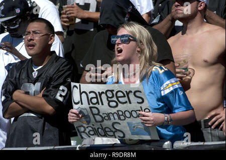 Oakland, Kalifornien, USA. 10.Oktober 2010. Junge Ladegerät Ventilator Wurzeln für Ihr Team am Sonntag, 10. Oktober 2010, im Oakland-Alameda County Coliseum in Oakland, Kalifornien. Die Räuber besiegt die Ladegeräte 35-27. Credit: Al Golub/ZUMA Draht/Alamy leben Nachrichten Stockfoto