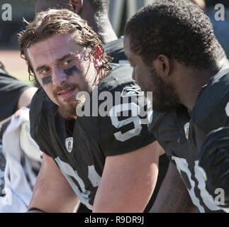 Oakland, Kalifornien, USA. 10.Oktober 2010. Oakland Raiders defensive Ende Trevor Scott #91 am Sonntag, den 10. Oktober 2010, im Oakland-Alameda County Coliseum in Oakland, Kalifornien. Die Räuber besiegt die Ladegeräte 35-27. Credit: Al Golub/ZUMA Draht/Alamy leben Nachrichten Stockfoto