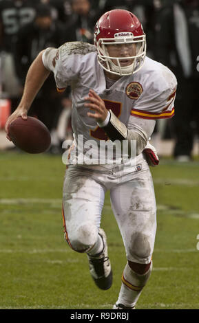 Oakland, Kalifornien, USA. 7. Nov 2010. Kansas City Chiefs quarterback Matt Cassel #7 läuft mit balon Sonntag, 7. November 2010, im Oakland-Alameda County Coliseum in Oakland, Kalifornien. Die Räuber besiegt die Leiter 23-20. Credit: Al Golub/ZUMA Draht/Alamy leben Nachrichten Stockfoto