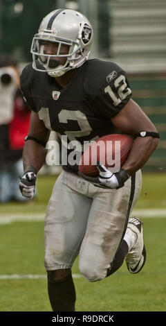 Oakland, Kalifornien, USA. 7. Nov 2010. Oakland Raiders wide receiver Jacoby Ford #12 startet Absteuerung für Touchdown am Sonntag, 7. November 2010, im Oakland-Alameda County Coliseum in Oakland, Kalifornien. Die Räuber besiegt die Leiter 23-20. Credit: Al Golub/ZUMA Draht/Alamy leben Nachrichten Stockfoto