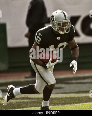 Oakland, Kalifornien, USA. 26 Dez, 2010. Oakland Raiders wide receiver Jacoby Ford #12 Touchdown von absteuerung früh im Spiel am Sonntag, den 26. Dezember 2010, im Oakland-Alameda County Coliseum in Oakland, Kalifornien. Die Colts besiegt die Räuber 31-26. Credit: Al Golub/ZUMA Draht/Alamy leben Nachrichten Stockfoto