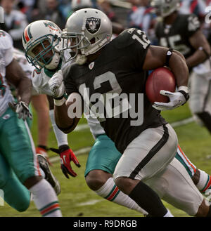 Oakland, Kalifornien, USA. 28 Nov, 2010. Oakland Raiders wide receiver Jacoby Ford #12 von Defender nach Pass spielen am Sonntag, 28. November 2010, im Oakland-Alameda County Coliseum in Oakland, Kalifornien. Die Delphine besiegt die Räuber 33-17. Credit: Al Golub/ZUMA Draht/Alamy leben Nachrichten Stockfoto