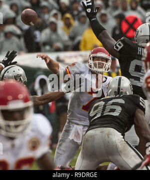 Oakland, Kalifornien, USA. 7. Nov 2010. Kansas City Chiefs quarterback Matt Cassel #7 verläuft durch Verteidiger am Sonntag, 7. November 2010, im Oakland-Alameda County Coliseum in Oakland, Kalifornien. Die Räuber besiegt die Leiter 23-20. Credit: Al Golub/ZUMA Draht/Alamy leben Nachrichten Stockfoto