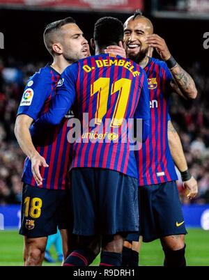 Barcelona, Spanien. 22 Dez, 2018. FC Barcelona Armenian Dembele (C) feiert seine zählenden mit Jordi Alba (L) und Arturo Vidal während der spanischen Liga Match zwischen dem FC Barcelona und Celta de Vigo in Barcelona, Spanien, am Dez. 22, 2018. FC Barcelona gewann 2-0. Credit: Joan Gosa/Xinhua/Alamy leben Nachrichten Stockfoto