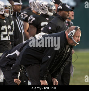 Oakland, Kalifornien, USA. 28 Nov, 2010. Raider Head Coach Tom Cable am Sonntag, 28. November 2010, im Oakland-Alameda County Coliseum in Oakland, Kalifornien. Die Delphine besiegt die Räuber 33-17. Credit: Al Golub/ZUMA Draht/Alamy leben Nachrichten Stockfoto