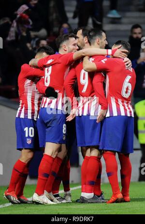 Madrid, Spanien. 22 Dez, 2018. Die Spieler von Atlético de Madrid feiern Scoring von Antoine Griezmann während der spanischen Liga Match zwischen Atletico de Madrid und der RCD Espanyol in Madrid, Spanien, am Dez. 22, 2018. Atletico de Madrid gewann 1:0. Credit: Edward F. Peters/Xinhua/Alamy leben Nachrichten Stockfoto