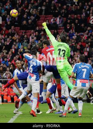 Madrid, Spanien. 22 Dez, 2018. Von Espanyol Torwart Diego Lopez (2. R) verteidigt während der spanischen Liga Match zwischen Atletico de Madrid und der RCD Espanyol in Madrid, Spanien, am Dez. 22, 2018. Atletico de Madrid gewann 1:0. Credit: Edward F. Peters/Xinhua/Alamy leben Nachrichten Stockfoto