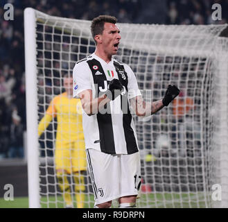 Turin, Italien. 22 Dez, 2018. FC Juventus von Mario Mandzukic feiert sein Ziel in der Serie A Fußball Spiel zwischen FC Juventus und Roma in Turin, Italien, Dez. 22, 2018. FC Juventus Turin gewann 1:0. Credit: Augusto Casasoli/Xinhua/Alamy leben Nachrichten Stockfoto