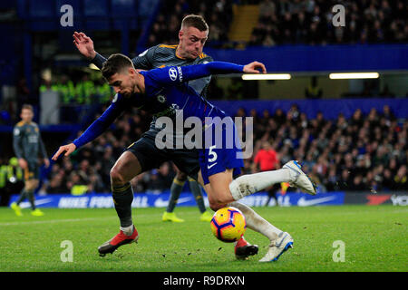 London, Großbritannien. 22 Dez, 2018. Jamie Vardy von Leicester City (L) packt Jorginho von Chelsea (R). Premier League match, Chelsea v Leicester City an der Stamford Bridge in London am Samstag, den 22. Dezember 2018. Dieses Bild dürfen nur für redaktionelle Zwecke verwendet werden. Nur die redaktionelle Nutzung, eine Lizenz für die gewerbliche Nutzung erforderlich. Keine Verwendung in Wetten, Spiele oder einer einzelnen Verein/Liga/player Publikationen. pic von Steffan Bowen/Credit: Andrew Orchard sport Fotografie/Alamy leben Nachrichten Stockfoto