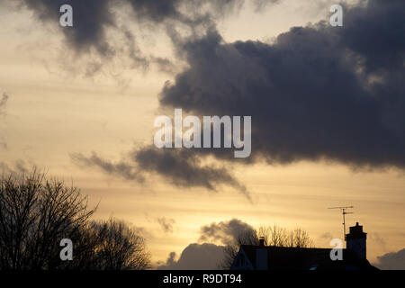 Shoeburyness, Southend-on-Sea, Essex, Großbritannien. 22. Dezember 2018. UK Wetter: Sonnenuntergang über Shoeburyness - Blick auf eine dramatische Himmel, wie die Sonne, was einen sehr hellen Tag in Essex Kredit: Ben Rektor/Alamy leben Nachrichten Stockfoto