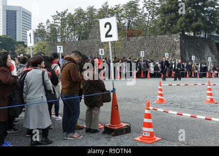 Tokio, Japan. 23 Dez, 2018. Gratulanten Line up außerhalb des Imperial Palace Kaiser Akihito und die königliche Familie von Japan während seinen 85. Geburtstag Feier begrüßen zu können. Menschen versammeln sich von Kaiser Akihito Geburtstag im Imperial Palace zu feiern, seine letzte in seiner 30-jährigen Regierungszeit. Akihito wird im nächsten April 30, Abzudanken, der von seinem ältesten Sohn, Kronprinz Naruhito, am 1. Mai. Credit: Rodrigo Reyes Marin/ZUMA Draht/Alamy leben Nachrichten Stockfoto