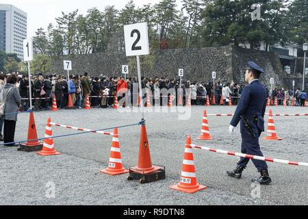 Tokio, Japan. 23 Dez, 2018. Ein Polizist Patrouillen außerhalb des Imperial Palace während der 85. Geburtstag des Kaisers Akihito. Menschen versammeln sich von Kaiser Akihito Geburtstag im Imperial Palace zu feiern, seine letzte in seiner 30-jährigen Regierungszeit. Akihito wird im nächsten April 30, Abzudanken, der von seinem ältesten Sohn, Kronprinz Naruhito, am 1. Mai. Credit: Rodrigo Reyes Marin/ZUMA Draht/Alamy leben Nachrichten Stockfoto