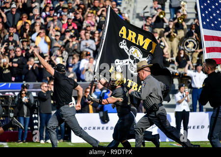 Fort Worth, Texas, USA. 22 Dez, 2018. Armee Team übernimmt das Feld während des Lockheed Martin Streitkräfte Schüssel zwischen Houston Cougars und die Armee der Schwarzen Ritter auf Amon G. Carter Stadium, Fort Worth Texas. am 22.12.2018. Manny Flores/Cal Sport Media. Credit: Cal Sport Media/Alamy leben Nachrichten Stockfoto