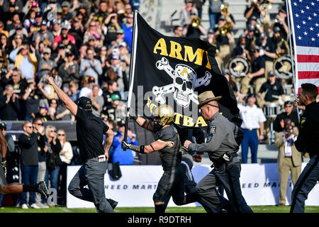 Fort Worth, Texas, USA. 22 Dez, 2018. Armee Team übernimmt das Feld während des Lockheed Martin Streitkräfte Schüssel zwischen Houston Cougars und die Armee der Schwarzen Ritter auf Amon G. Carter Stadium, Fort Worth Texas. am 22.12.2018. Manny Flores/Cal Sport Media. Credit: Cal Sport Media/Alamy leben Nachrichten Stockfoto