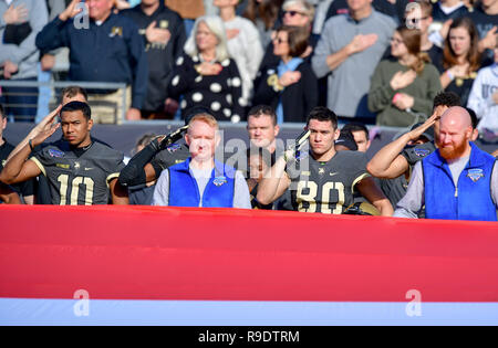 Fort Worth, Texas, USA. 22 Dez, 2018. Armee Team Mitglieder begrüssen während der eröffnungsfeier an der Lockheed Martin Streitkräfte Schüssel zwischen Houston Cougars und die Armee der Schwarzen Ritter auf Amon G. Carter Stadium, Fort Worth Texas. am 22.12.2018. Manny Flores/Cal Sport Media. Credit: Cal Sport Media/Alamy leben Nachrichten Stockfoto