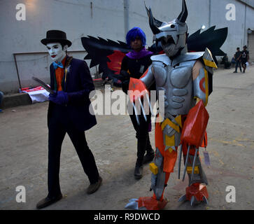 Cosplayer sind für ein Foto bei der achten Ausgabe von 'Mumbai Comic Con 2018 Posing" in Bombay Exhibition Center in Mumbai. Stockfoto