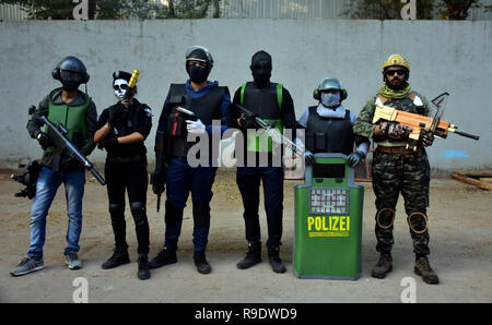 Mumbai, Indien. 22 Dez, 2018. Eine Gruppe von cosplayer sind für ein Foto bei der achten Ausgabe von 'Mumbai Comic Con 2018 Posing" in Bombay Exhibition Center in Mumbai. Credit: Azhar Khan/SOPA Images/ZUMA Draht/Alamy leben Nachrichten Stockfoto