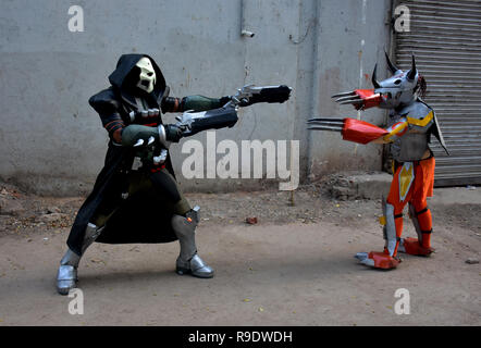 Mumbai, Indien. 22 Dez, 2018. Cosplayer sind für ein Foto bei der achten Ausgabe von 'Mumbai Comic Con 2018 Posing" in Bombay Exhibition Center in Mumbai. Credit: Azhar Khan/SOPA Images/ZUMA Draht/Alamy leben Nachrichten Stockfoto